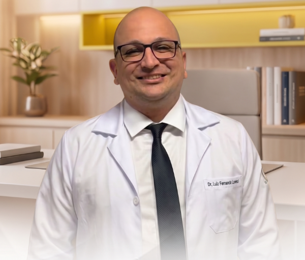 Dr. Luiz Fernando Lorenci em seu consultório